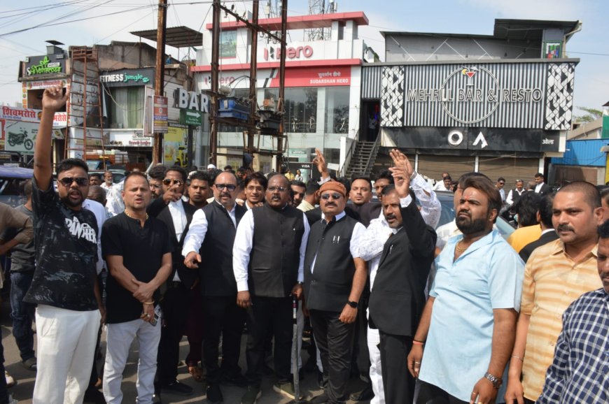 Jabalpur News: ओला ई-बाइक कंपनी की वादाखिलाफी से बिफरे अधिवक्ता, शोरूम का घेराव कर की तालाबंदी