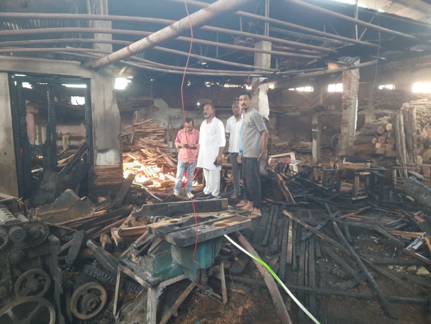 Jabalpur News: अधारताल में क्लासिक फर्नीचर और साहू फर्नीचर में लगी भीषण आग, लाखों की लकड़ी जलकर खाक