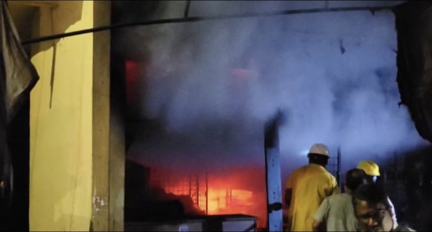 Jabalpur News: गुरंदी बाजार में रात डेढ़ बजे लगी  अगरबत्ती दुकान में भीषण आग, लाखों का माल खाक