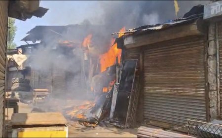 Jabalpur News: गुरंदी बाजार की 3 दुकानों में लगी भीषण आग, लाखों का सामान जलकर खाक