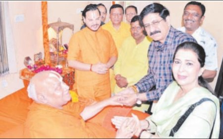 Jabalpur News: जगद्गुरु रामभद्राचार्य से मिलने पहुंचे चीफ जस्टिस, महराजश्री बोले; "आप के पति आदर्श पति"