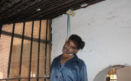 Jabalpur Breaking News: सेंट्रल जेल अस्पताल में बंदी फांसी के फंदे से लटकता मिला, जांच में जुटा प्रशासन