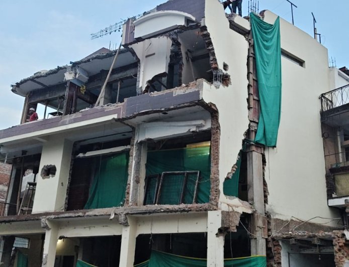 Jabalpur News: गोरखपुर गुरुद्वारा रोड पर चला बुलडोजर, अवैध सब्जी मार्केट हटाया गया