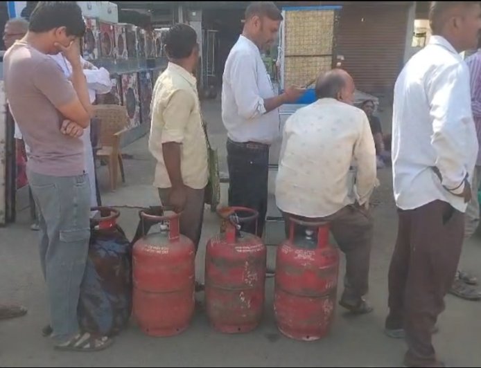 Jabalpur News: जिला प्रशासन का दावा एलपीजी आपूर्ति में हुआ सुधार, आठ डीलरों ने शुरू की शत-प्रतिशत होम डिलेवरी
