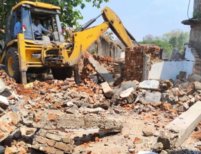 Jabalpur News: गौर रज्जाक डेरी के समीप सरकारी जमीन पर बनाई जा रही मस्जिद के अवैध हिस्से को ढहाया गया