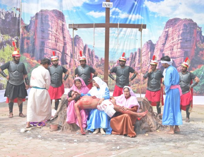 Jabalpur News: गुड फ्राइडे पर होली ट्रिनिटी चर्च में प्रभु येसु की क्रूस की दुख:मयी यात्रा का हुआ सजीव मंचन