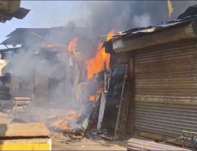 Jabalpur News: गुरंदी बाजार की 3 दुकानों में लगी भीषण आग, लाखों का सामान जलकर खाक