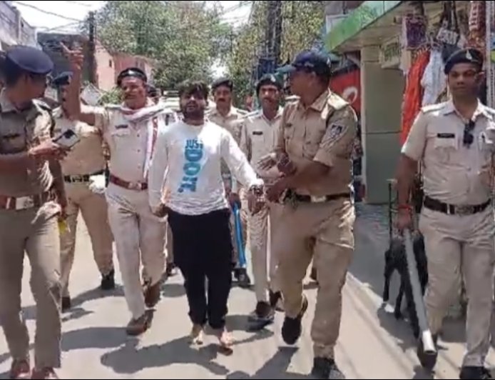 Jabalpur News: 22 वारदातों में फरार रहे बाबू सिंधी को पुलिस ने दबोचा, जिन गलियों में था उसका आतंक... वहां नंगे पांव घुमाया