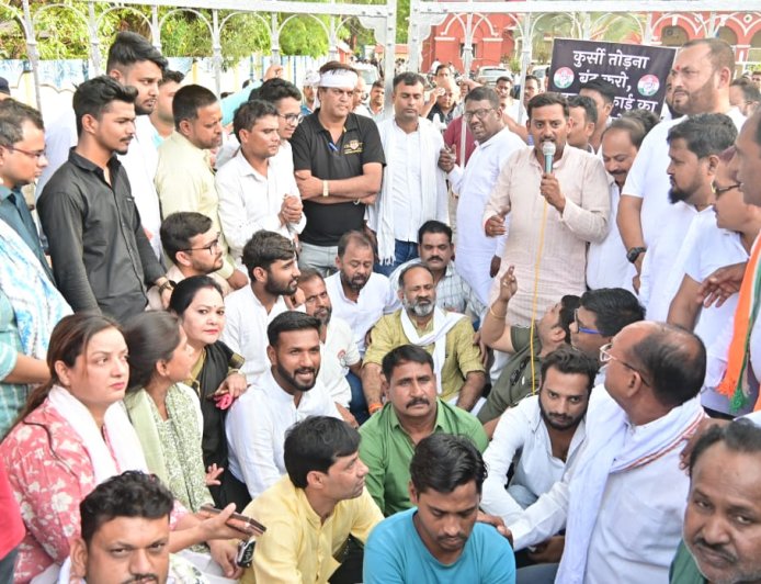 Jabalpur News: कांग्रेस पार्षद दल ने निगम मुख्यालय किया घेराव, मुख्य गेट में लगाया ताला