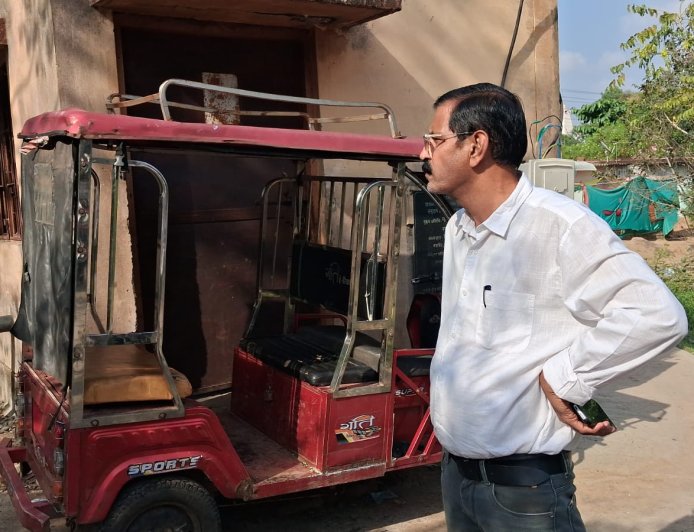 Jabalpur News: पंप हाऊस की बिजली से चार्ज हो रहा था ई-रिक्शा, रांझी जोन के अधिकारी ने पकड़ा मामला