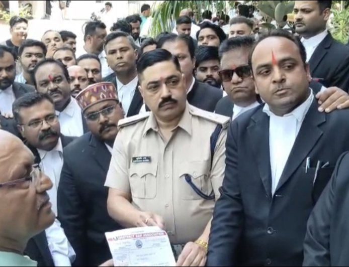 Jabalpur News: सिविल लाइन में वकील-आरक्षक विवाद मामले में अधिवक्ता संघ पहुंचा एसपी आफिस