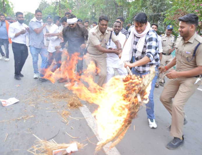 Jabalpur News: एनएसयूआई ने दूरदर्शन कार्यालय के बाहर किया प्रदर्शन, पुलिस से झड़प के बीच प्रधानमंत्री-गृहमंत्री का फूंका पुतला