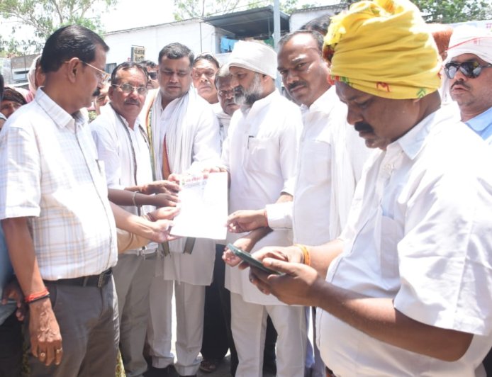 Jabalpur News: लाला लाजपत राय वार्ड की समस्याओं को लेकर कांग्रेस ने घेरा जोन कार्यालय,सौंपा ज्ञापन