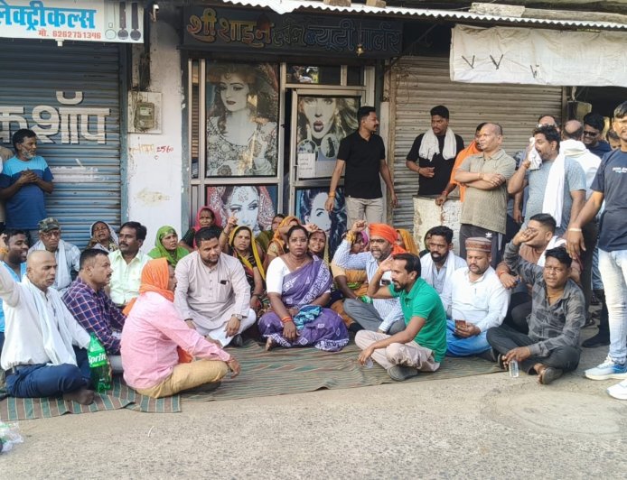 Jabalpur News: रांझी बड़ा पत्थर में शराब दुकान खोले जाने का भाजपा पार्षदों ने किया विरोध, धरने पर बैठे