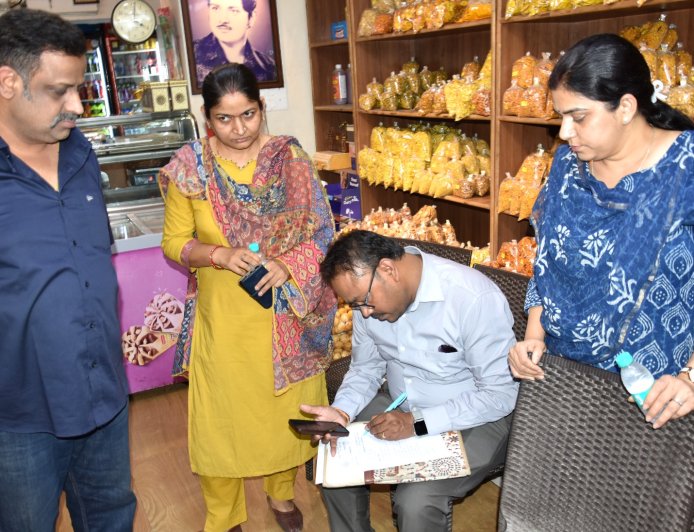 Jabalpur News: सदर बाजार में मजिस्ट्रेट चेकिंग में मनीष डोसा का लाइसेंस सस्पेंड, मधु कलश में अत्यधिक गंदगी मिलने पर हुई सख्त कार्यवाही