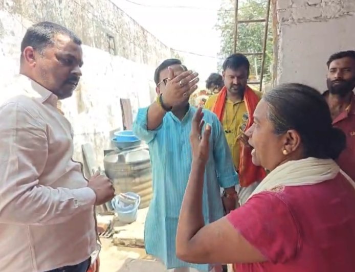 Jabalpur News: ग्वारीघाट में धर्मांतरण को लेकर हिंदूवादी संगठनों ने किया हंगामा, पुलिस ने एक महिला को हिरासत में लिया