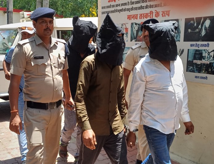 Jabalpur News: ट्रेनों में चोरी करने वाले 3 चोरों को जीआरपी ने पकड़ा, दो लाख रुपए कीमत के सोने-चांदी के जेवर मिले