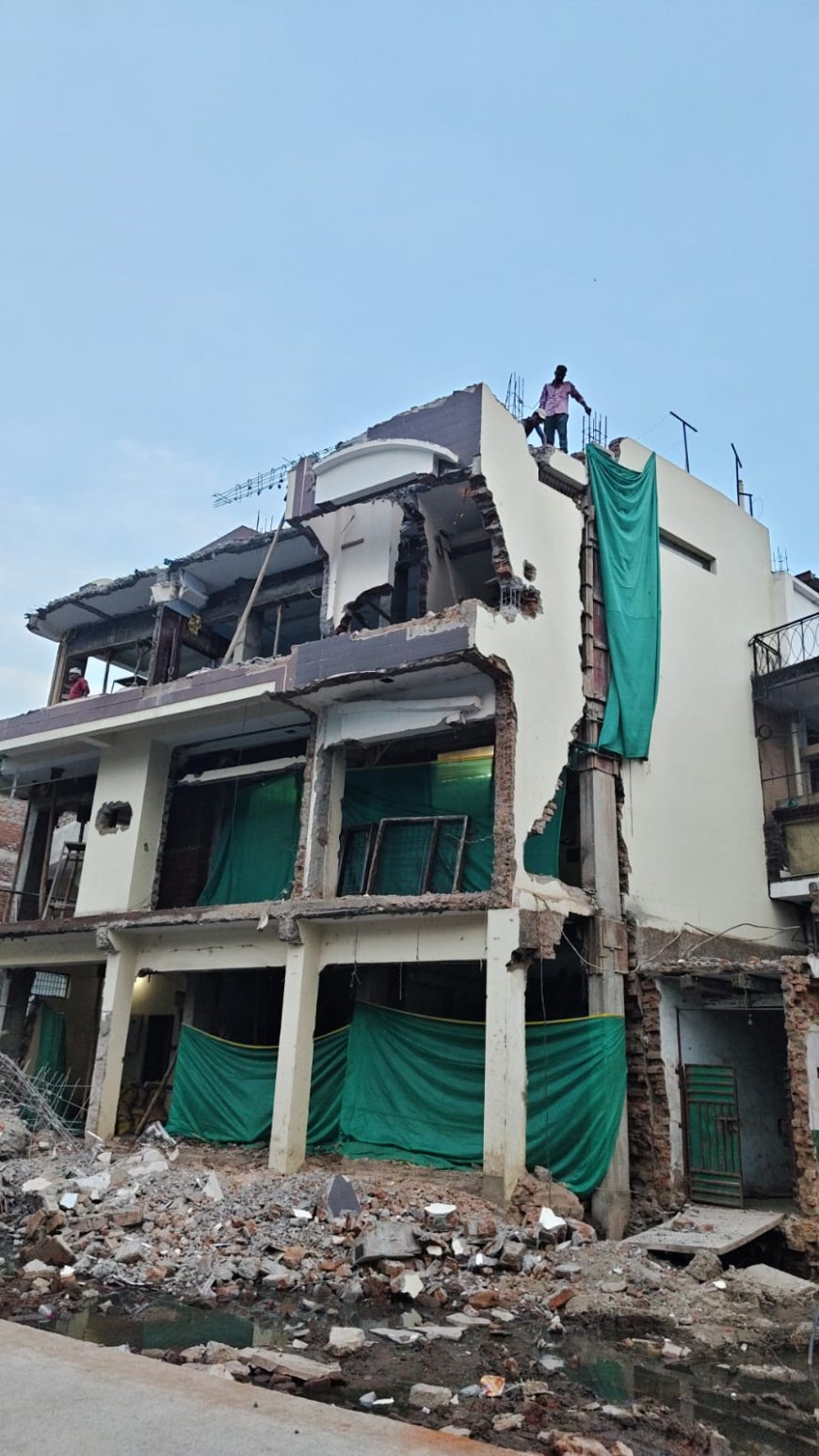 Jabalpur News: गोरखपुर गुरुद्वारा रोड पर चला बुलडोजर, अवैध सब्जी मार्केट हटाया गया