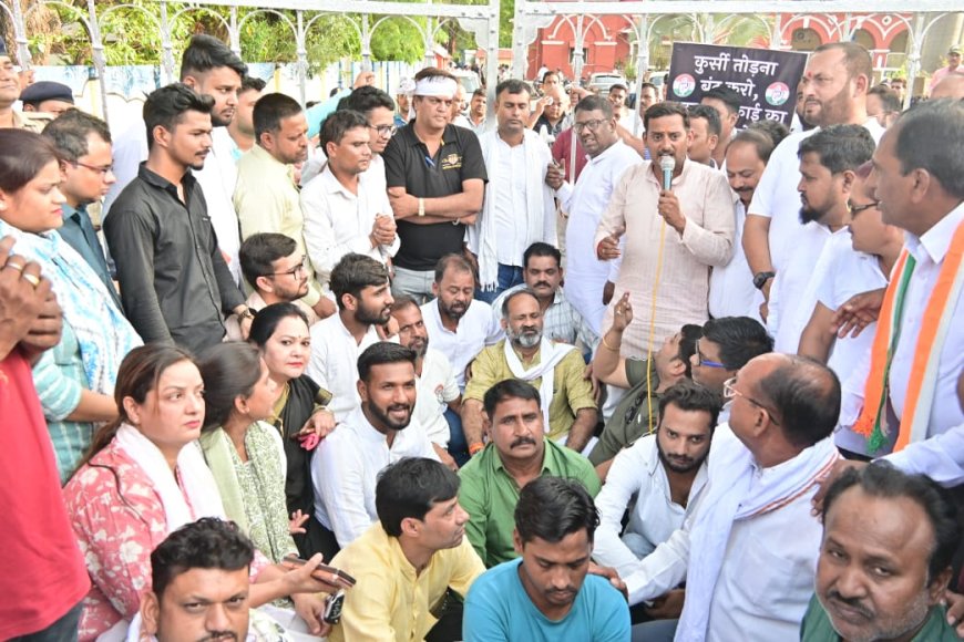Jabalpur News: कांग्रेस पार्षद दल ने निगम मुख्यालय किया घेराव, मुख्य गेट में लगाया ताला