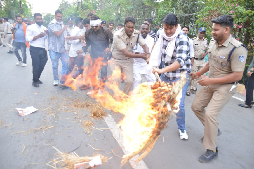 Jabalpur News: एनएसयूआई ने दूरदर्शन कार्यालय के बाहर किया प्रदर्शन, पुलिस से झड़प के बीच प्रधानमंत्री-गृहमंत्री का फूंका पुतला