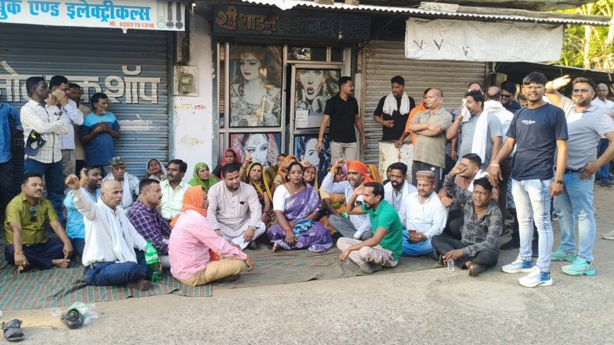 Jabalpur News: रांझी बड़ा पत्थर में शराब दुकान खोले जाने का भाजपा पार्षदों ने किया विरोध, धरने पर बैठे