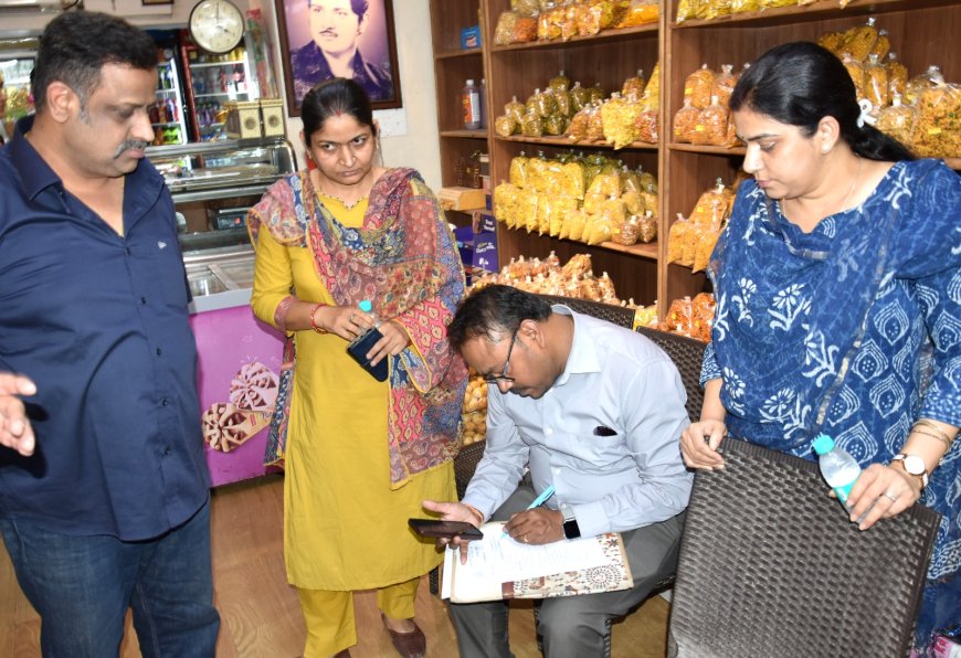 Jabalpur News: सदर बाजार में मजिस्ट्रेट चेकिंग में मनीष डोसा का लाइसेंस सस्पेंड, मधु कलश में अत्यधिक गंदगी मिलने पर हुई सख्त कार्यवाही