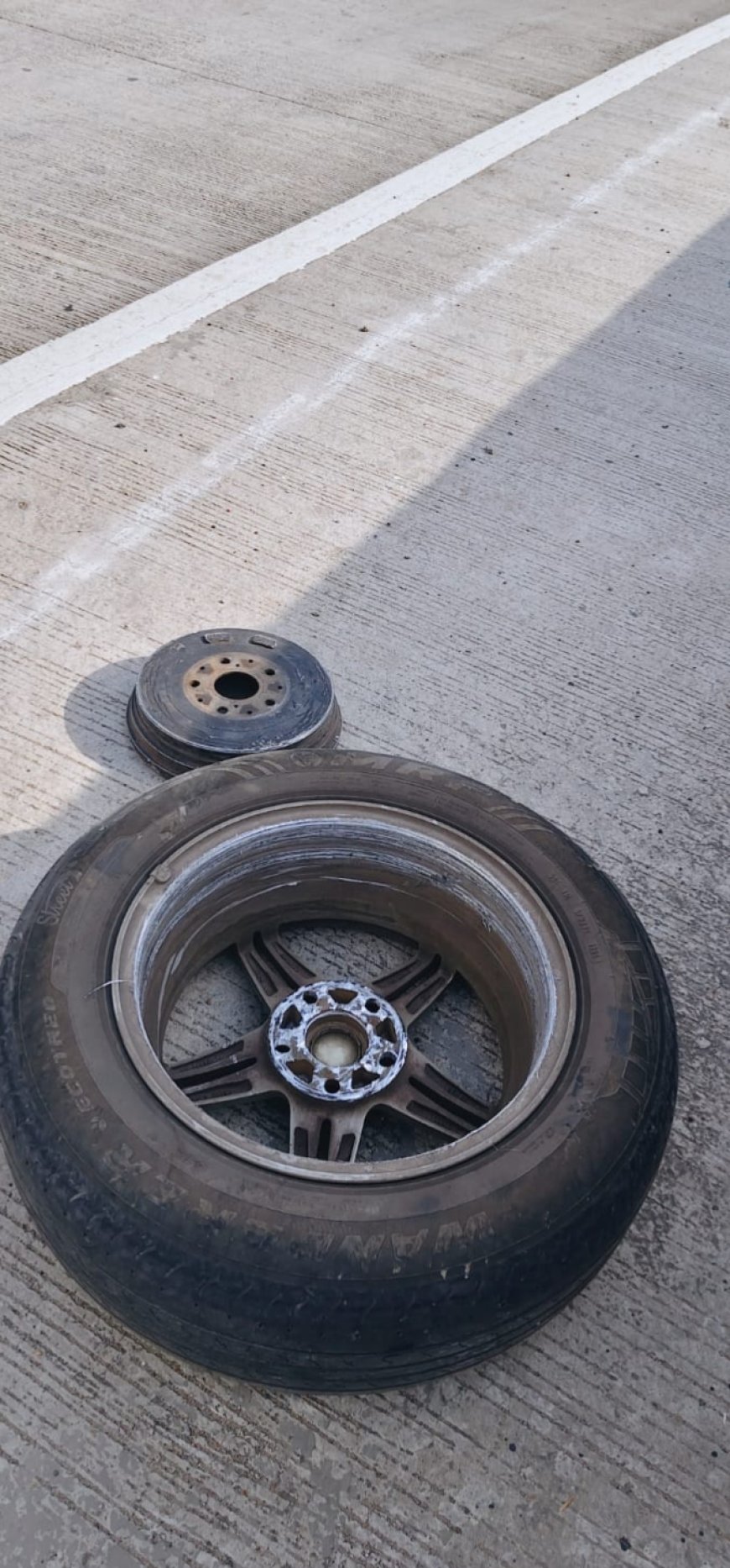 Jabalpur News: बाल-बाल बची जबलपुर पुलिस,नाबालिग को दस्तयाब कर बिहार से लौट रही  टीम के चलते वाहन का पिछला पहिया निकला