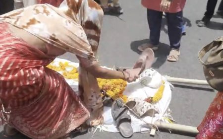 Jabalpur News: अवैध काॅलोनी बसाने वालों के खिलाफ अनोखा विरोध प्रदर्शन, अमखेरा में कालोनाइजर का निकाला गया अर्थी जुलूस, महिलाओं ने बरसाईं चप्पलें