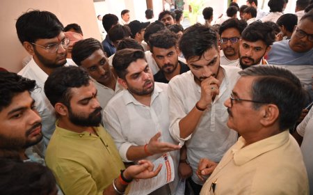 Jabalpur News: ABVP ने वेटेनरी विश्वविद्यालय में किया प्रदर्शन, कुलसचिव का मांगा इस्तीफ़ा