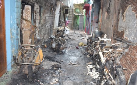 Jabalpur News: मिलौनीगंज स्थित बाड़ा में खड़े कई वाहनों धंधकी आग, त्रिभुवन दास मालपाणी स्कूल के पीछे का मामला, रात 2 बजे मची भगदड़