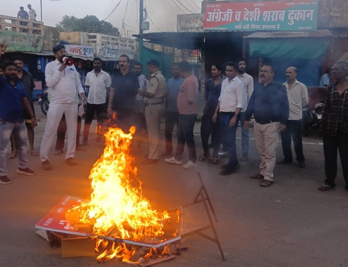 Jabalpur News: रांझी बड़ा पत्थर में शराब दुकान का विरोध, कांग्रेस ने जलाया पुतला