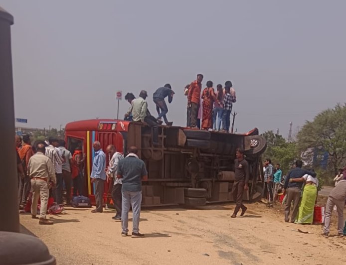 Jabalpur News: गेहूं से लदी ट्रेक्टर ट्रॉली से टकराई यात्री बस, 40 घायल 6 गंभीर