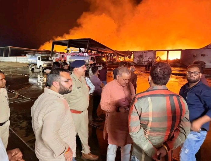 Jabalpur News: देर-रात से सुबह तक धधकता रहा युनिटी लाजिस्टिक पार्क, गोदामों में रखी लाखों की सामाग्री जलकर खाक