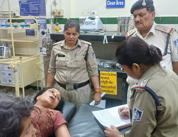 Jabalpur News: फ़रियाद लेकर एसपी आफिस पहुंची महिला को गोलियां खाता देख मचा हड़कंप, अनहोनी की आशंका के चलते पहुंची गई अस्पताल