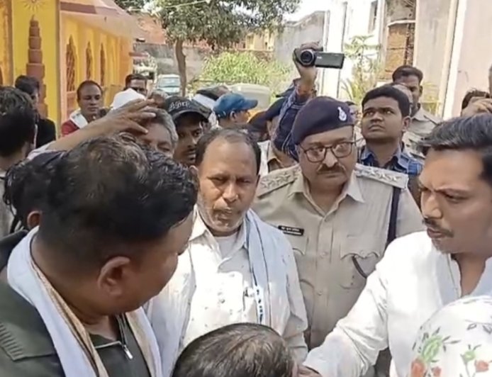 Jabalpur News: घमापुर में महिला की हत्या के बाद हंगामा, क्षेत्रीय महिलाओं और परिजन लाश लेकर पहुंचे थाना, चक्काजाम