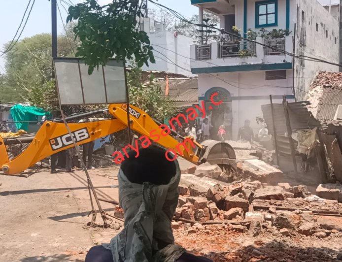 Jabalpur News: अवैध डेरी सहित आधा दर्जन अतिक्रमणों पर चला कैंट बोर्ड का बुल्डोजर, सड़क में कब्जा कर बना लिया था बाथरूम