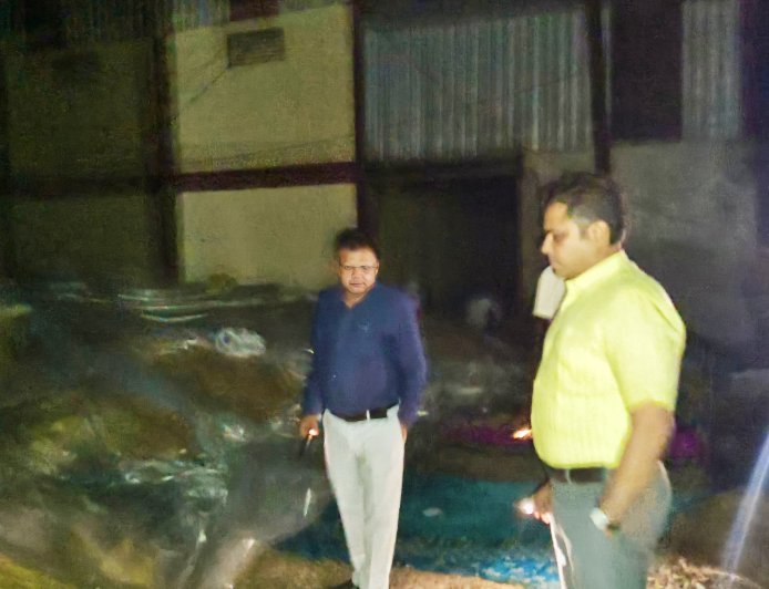 Jabalpur News: रात 12 बजे कलेक्टर पहुंचे गेंहू खरीदी केंद्र, खुले में रखा गेंहू देख भड़के...केंद्र प्रभारी को नोटिस