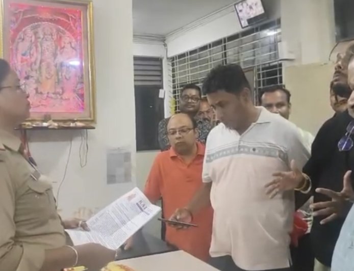 Jabalpur News: ओएफके कालीबाड़ी में महिला ने डाला डेरा, आधी रात मंदिर समिति पहुंची थाना... देर-रात तक चला हंगामा