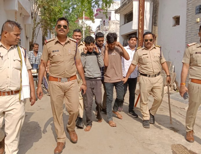 Jabalpur News: बिल्डर के घर पर बम फेंकने वाले युवकों को पुलिस ने दबोचा, वारदात में एक नाबालिग भी था शामिल