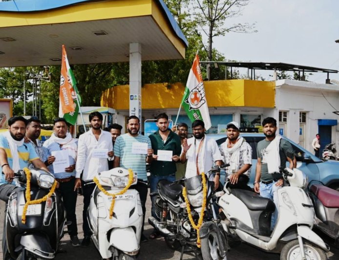 Jabalpur News: पेट्रोल की बढ़ती कीमतों के विरोध में दोपहिया वाहनों को दी गई श्रद्धांजलि, युवा कांग्रेस ने किया प्रदर्शन