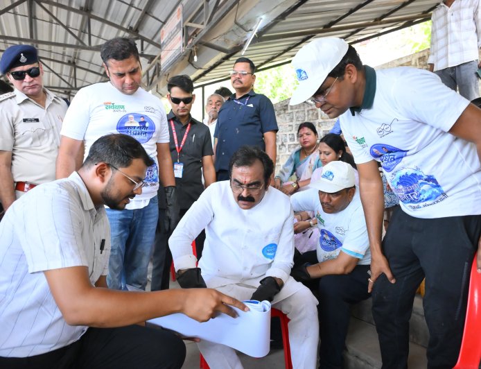 Jabalpur News: जल गंगा संवर्धन अभियान में लोक निर्माण मंत्री ने किया संग्राम सागर में श्रमदान