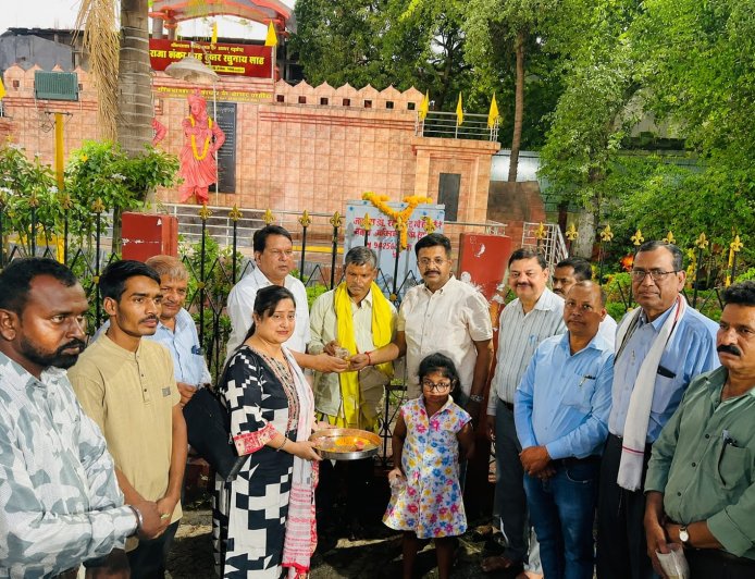 Jabalpur News: स्व. डॉ. एसपी दुबे की स्मृति में आमजनों के लिए लगाया गया वाॅटर कूलर, “जल ही जीवन है” का दिया संदेश