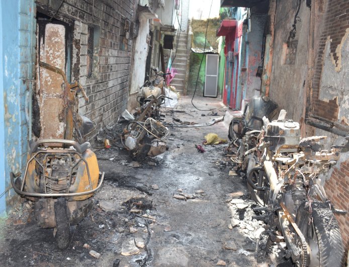 Jabalpur News: मिलौनीगंज स्थित बाड़ा में खड़े कई वाहनों धंधकी आग, त्रिभुवन दास मालपाणी स्कूल के पीछे का मामला, रात 2 बजे मची भगदड़