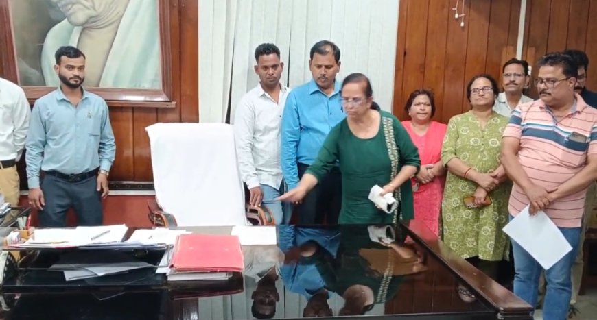 Jabalpur News: RDVV में तकनीकी कर्मचारियों के वेतन रोके जाने से आक्रोश, कुलगुरु की खाली कुर्सी को सौंपा ज्ञापन