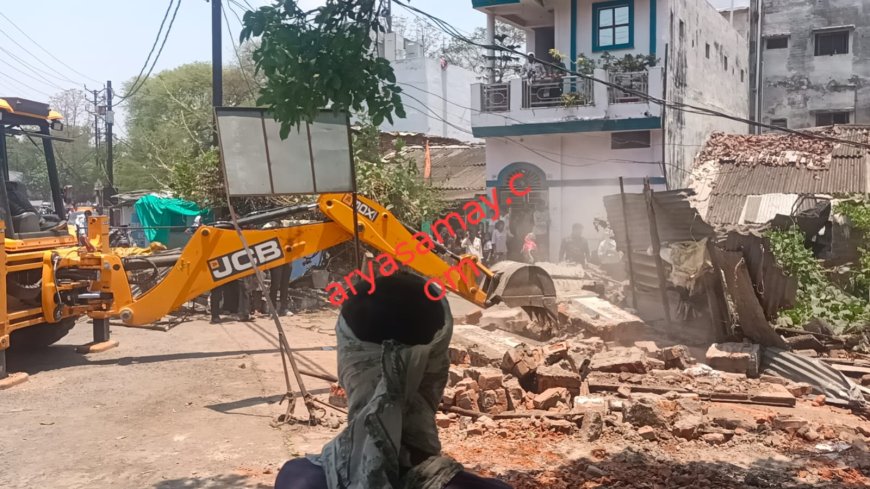 Jabalpur News: अवैध डेरी सहित आधा दर्जन अतिक्रमणों पर चला कैंट बोर्ड का बुल्डोजर, सड़क में कब्जा कर बना लिया था बाथरूम