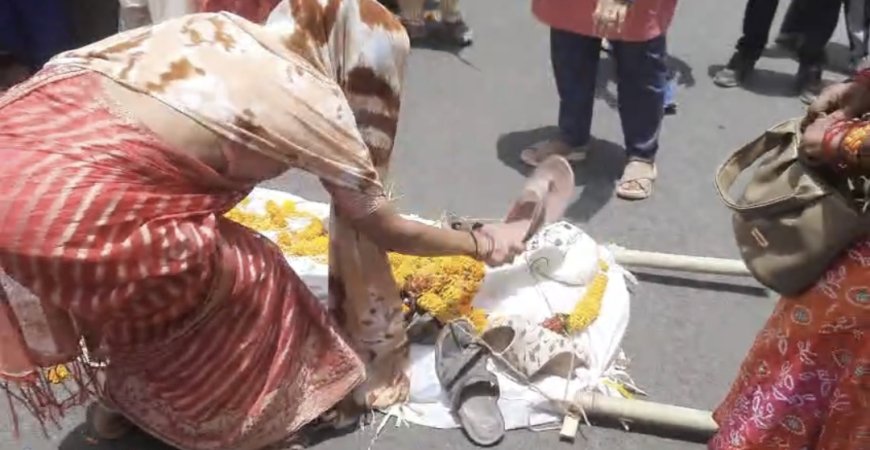 Jabalpur News: अवैध काॅलोनी बसाने वालों के खिलाफ अनोखा विरोध प्रदर्शन, अमखेरा में कालोनाइजर का निकाला गया अर्थी जुलूस, महिलाओं ने बरसाईं चप्पलें