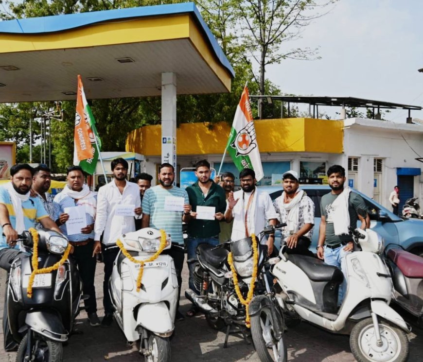 Jabalpur News: पेट्रोल की बढ़ती कीमतों के विरोध में दोपहिया वाहनों को दी गई श्रद्धांजलि, युवा कांग्रेस ने किया प्रदर्शन