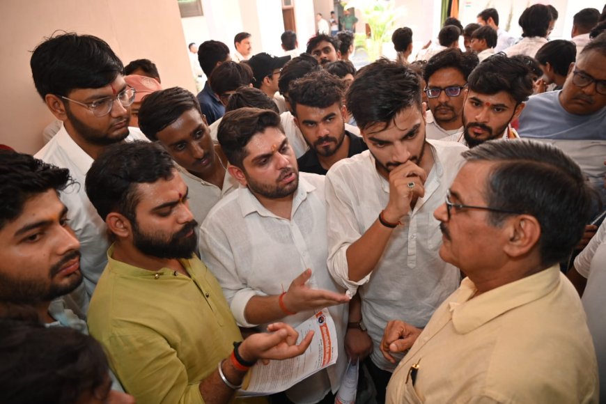 Jabalpur News: ABVP ने वेटेनरी विश्वविद्यालय में किया प्रदर्शन, कुलसचिव का मांगा इस्तीफ़ा