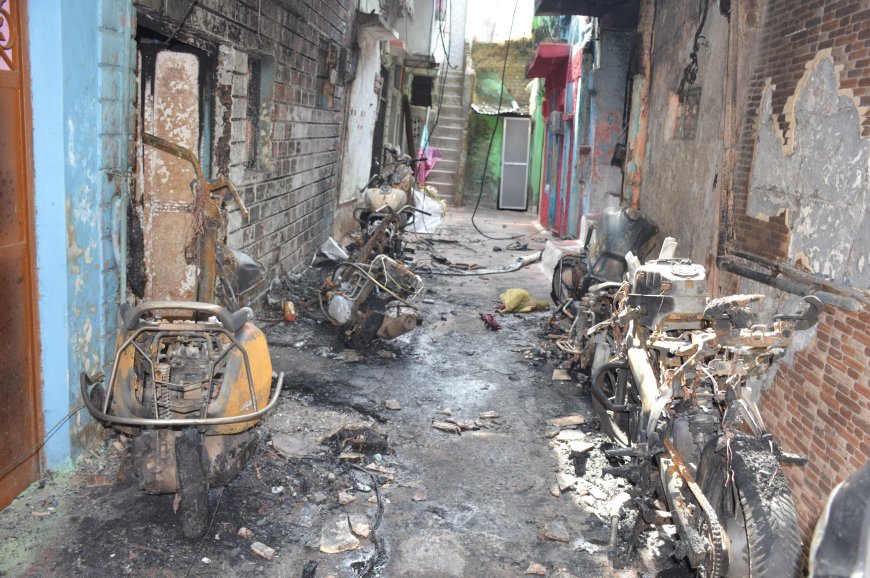 Jabalpur News: मिलौनीगंज स्थित बाड़ा में खड़े कई वाहनों धंधकी आग, त्रिभुवन दास मालपाणी स्कूल के पीछे का मामला, रात 2 बजे मची भगदड़