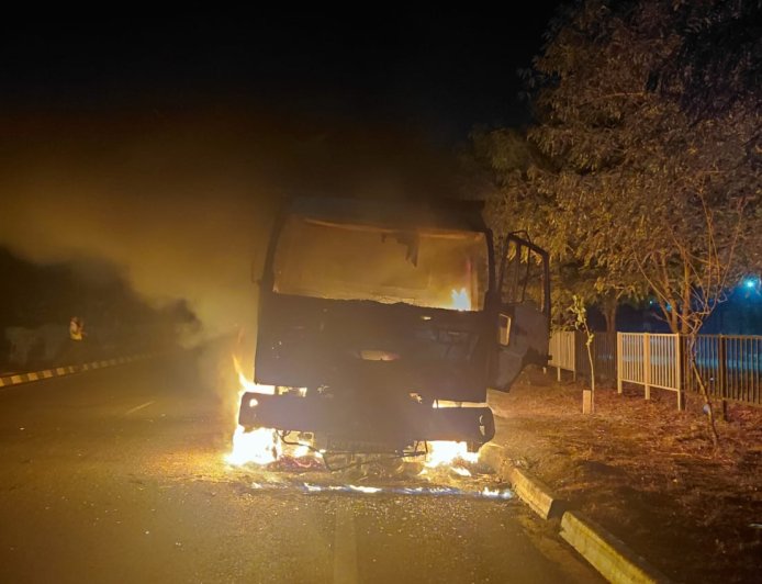 Jabalpur News: तेज रफ्तार हाइवा में स्कूटर सवार को रौंदा, पहियों में फंसे स्कूटर में लगी आग से हाइवा भी जला, युवक की मौत